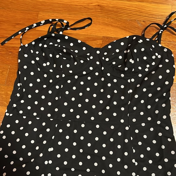 XL dress polka dot black&white. Tie top straps,side slit. Washable. Elastic back - Picture 4 of 5